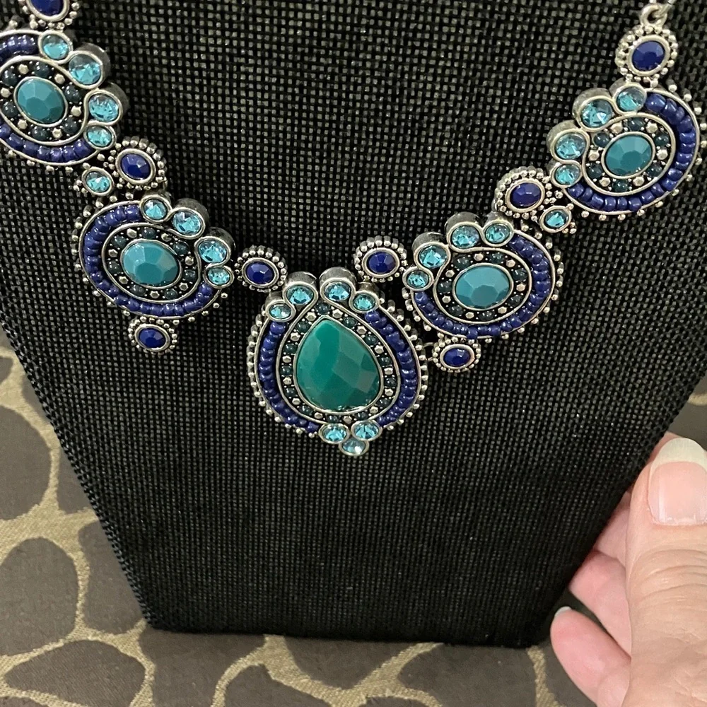 Premier Designs Silver and Blue Necklace - Picture 2 of 3